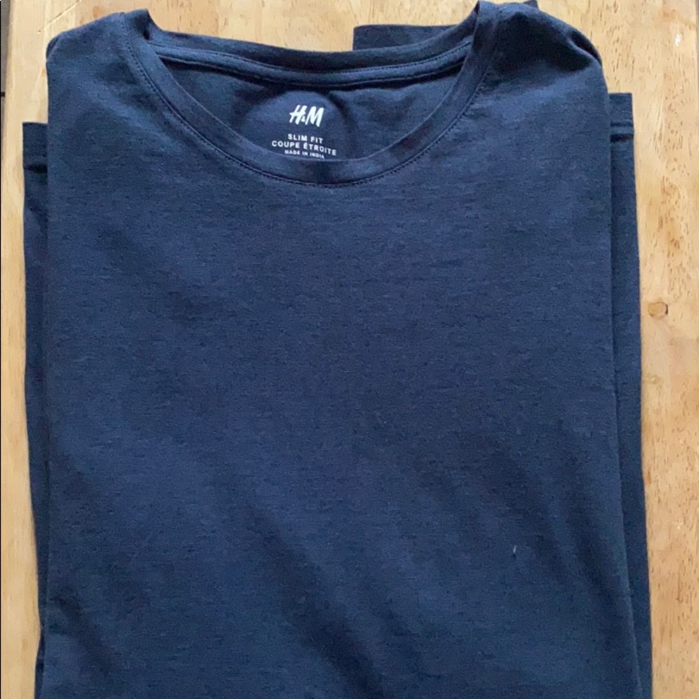Im selling an H and m long sleeve shirt